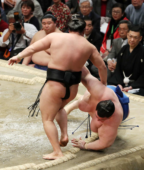 碧山(右)を肩すかしで破る霧馬山(撮影・鈴木正人)