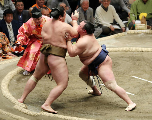 輝(左)を激しく攻める北勝富士(撮影・鈴木正人)