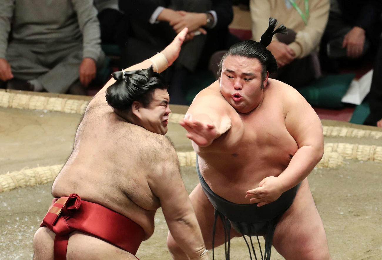 高安（左）を激しく攻める貴景勝（撮影・鈴木正人）