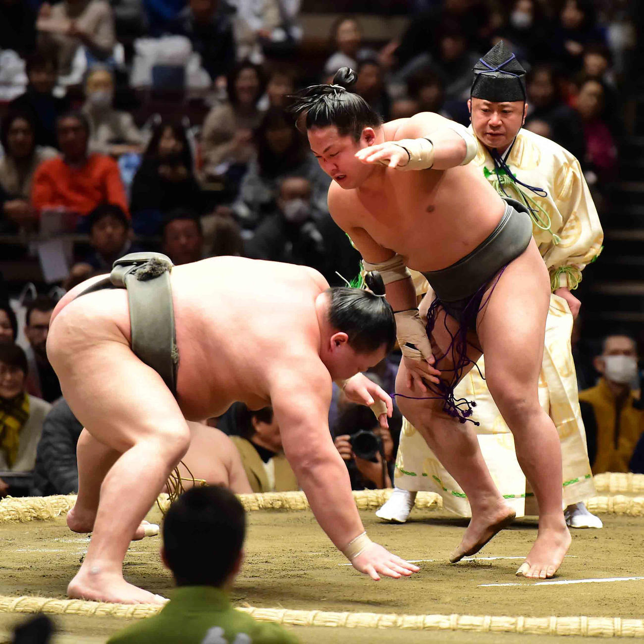翠富士（右）ははたき込みで富士東を下す（撮影・小沢裕）