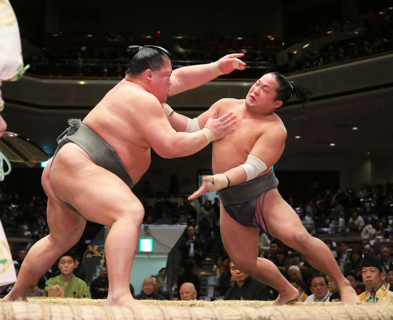 富士東（左）の攻めに耐える翠富士（撮影・河田真司）