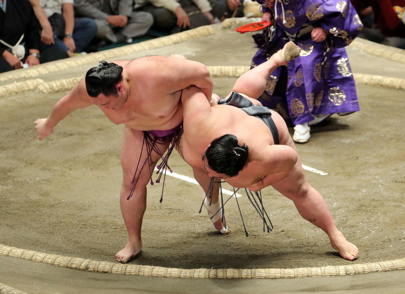 貴景勝（右）を上手投げ破る朝乃山（撮影・鈴木正人）