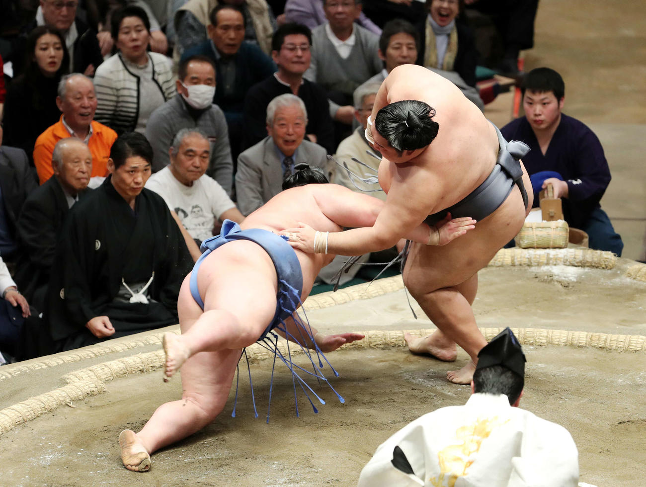 正代（左）を突き落としで破る徳勝龍（撮影・鈴木正人）