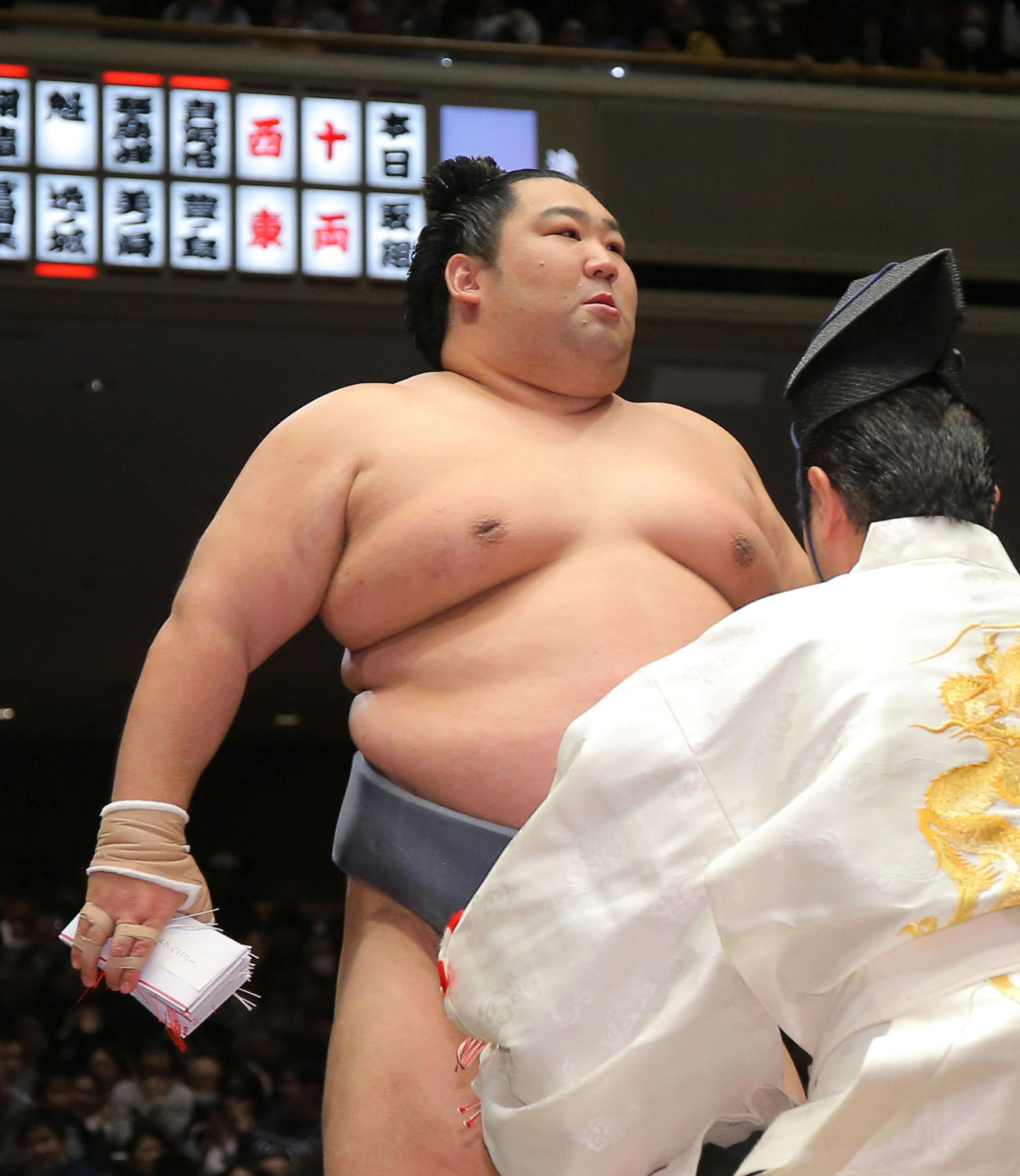 正代を破り懸賞金の束を手に土俵から引き揚げる徳勝龍（撮影・河田真司）