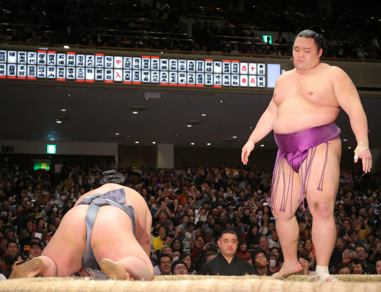 貴景勝（左）を上手投げで破る朝乃山（撮影・河田真司）