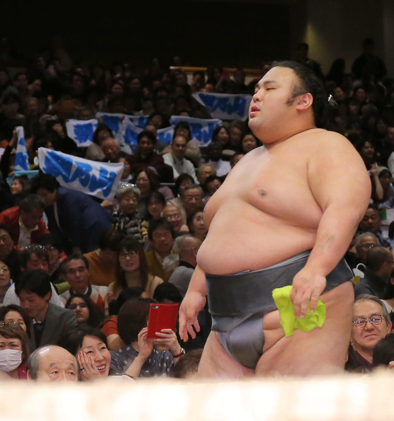 朝乃山に敗れ土俵下で肩を落とす貴景勝（撮影・河田真司）