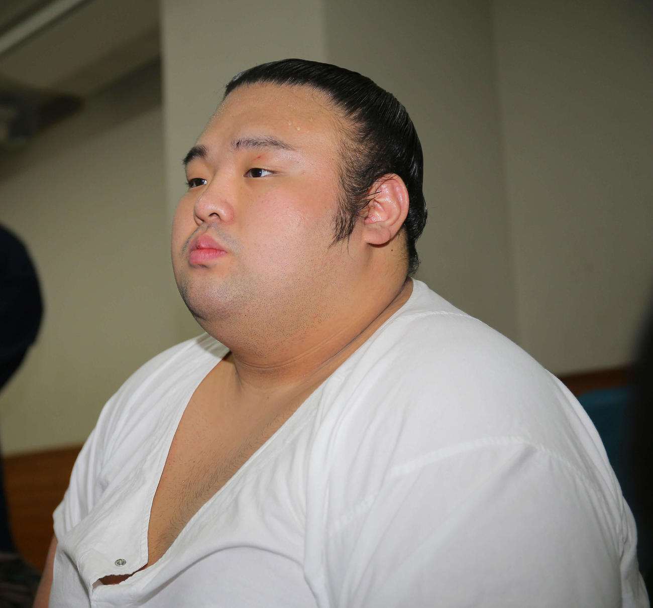 朝乃山に敗れ、支度部屋で表情を曇らせる貴景勝（撮影・河田真司）