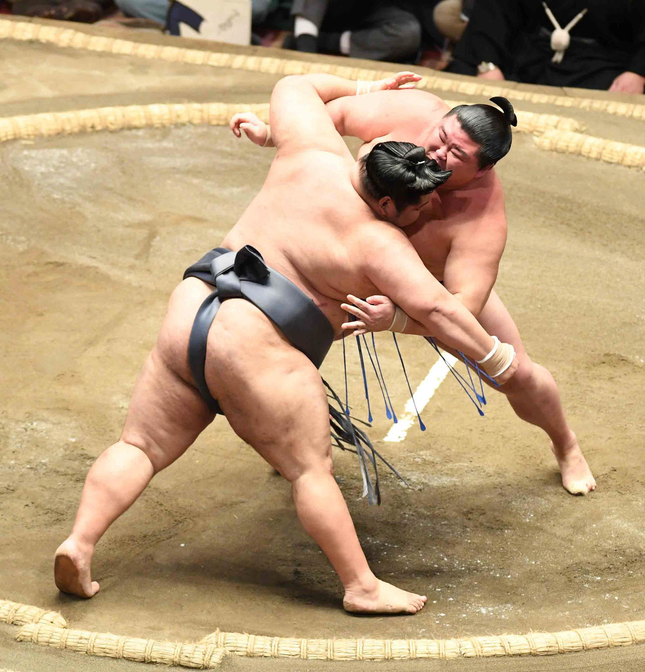 徳勝龍（左）は突き落としで正代を破る（撮影・小沢裕）