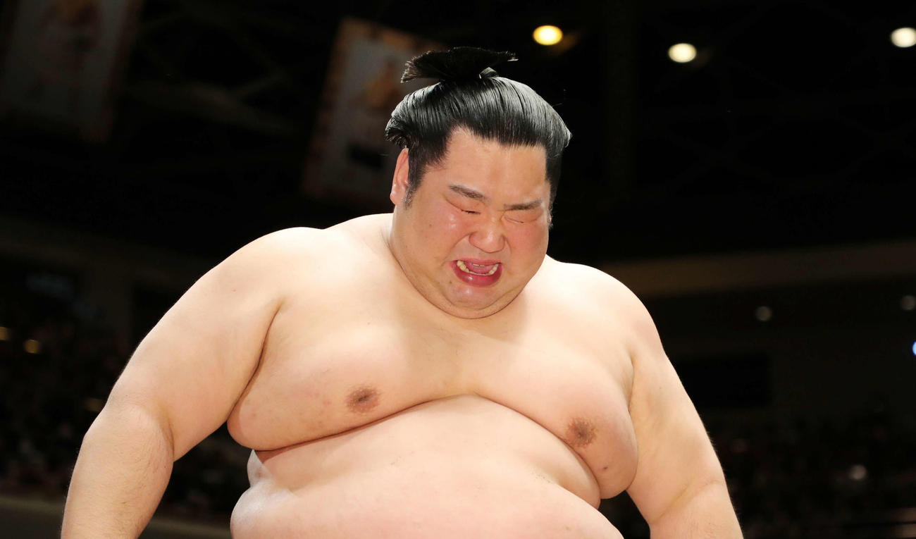 貴景勝を寄り切りで破り涙ぐむ徳勝龍（撮影・鈴木正人）