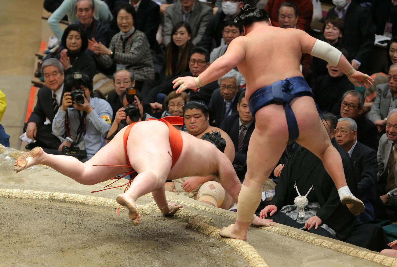 隆の勝（左）をはたき込みで破る勢（撮影・河田真司）