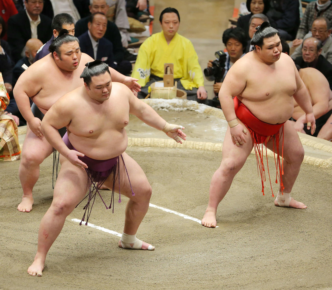 三役そろい踏みに臨む、左から貴景勝、朝乃山、阿武咲（撮影・河田真司）