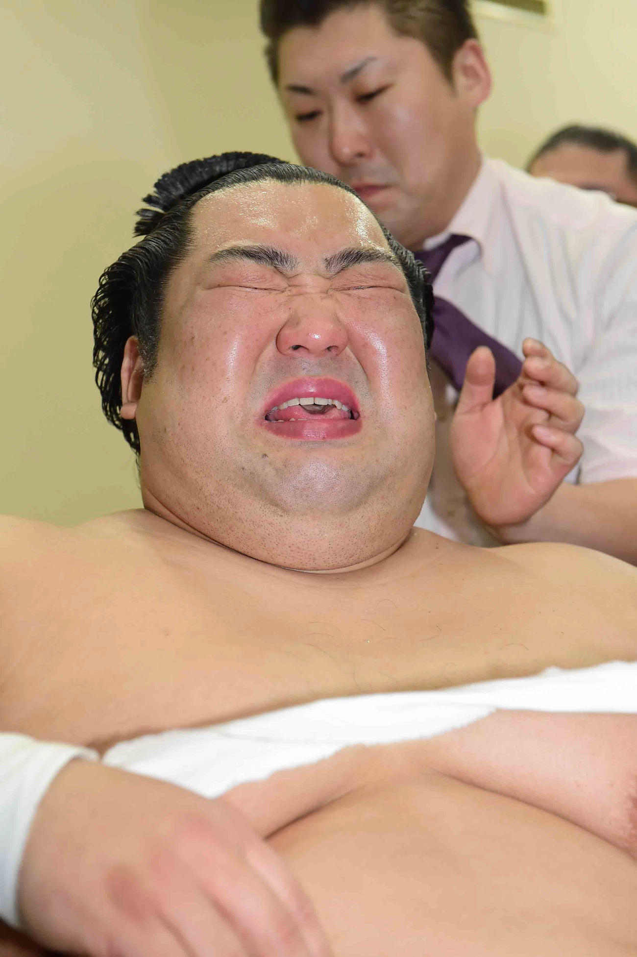 初優勝を決め支度部屋で感極まる徳勝龍（撮影・小沢裕）