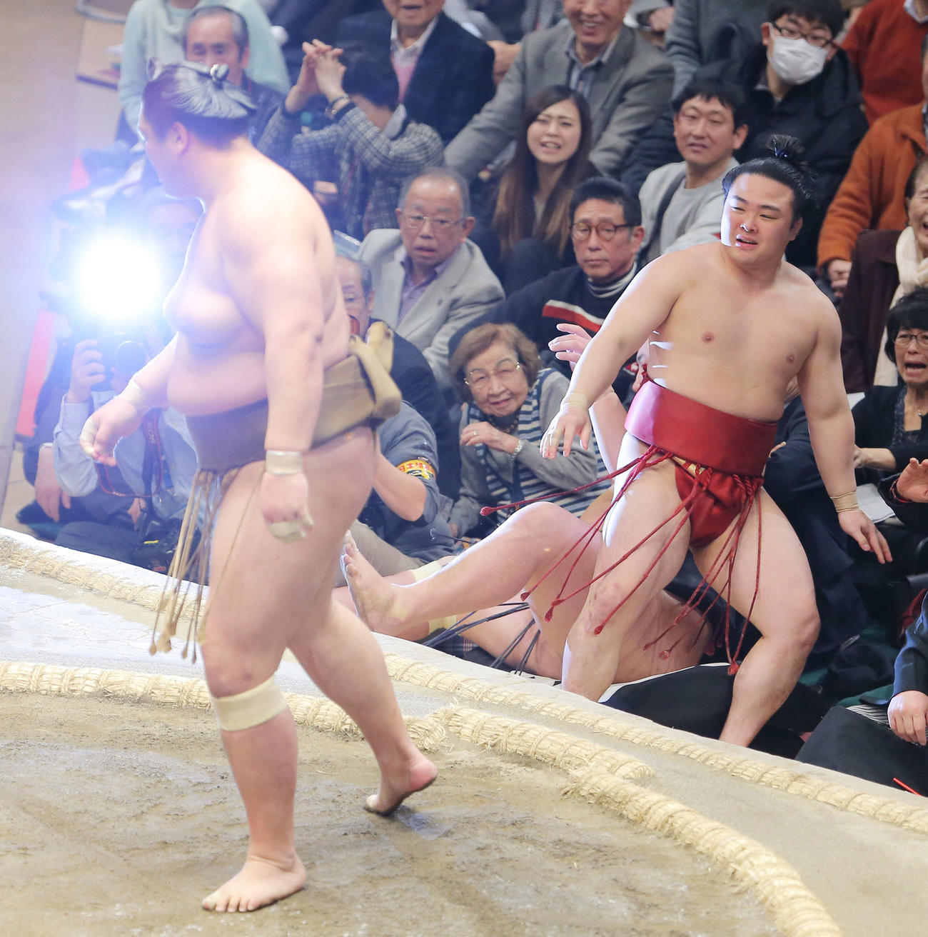 輝（左）に押し出しで敗れる炎鵬（撮影・河田真司）