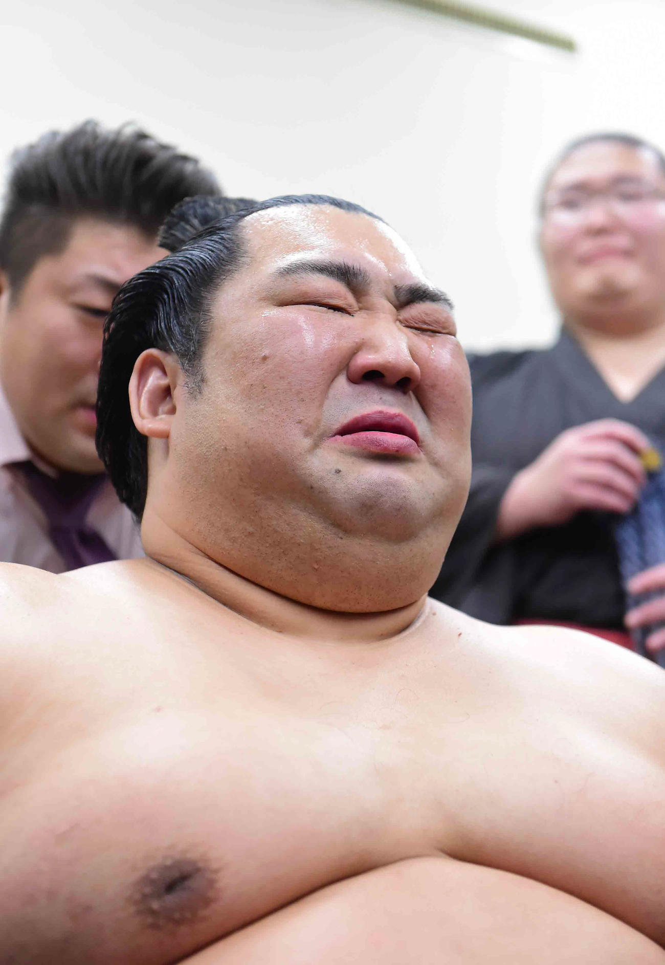 初優勝を決め支度部屋で感極まる徳勝龍（撮影・小沢裕）