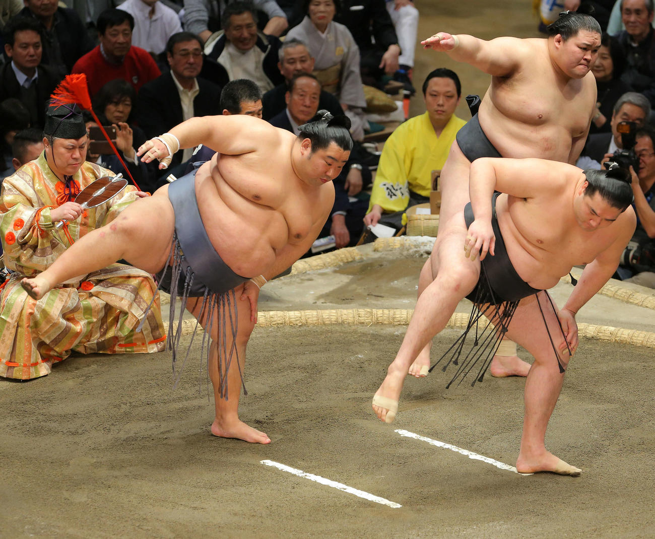 三役そろい踏みに臨む、左から徳勝龍、竜電、豪栄道（撮影・河田真司）