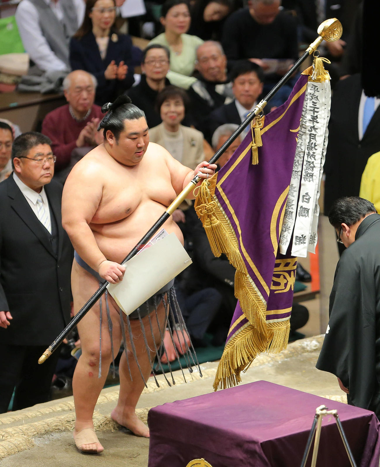 幕内初優勝を飾り優勝旗を手にする徳勝龍（撮影・河田真司）