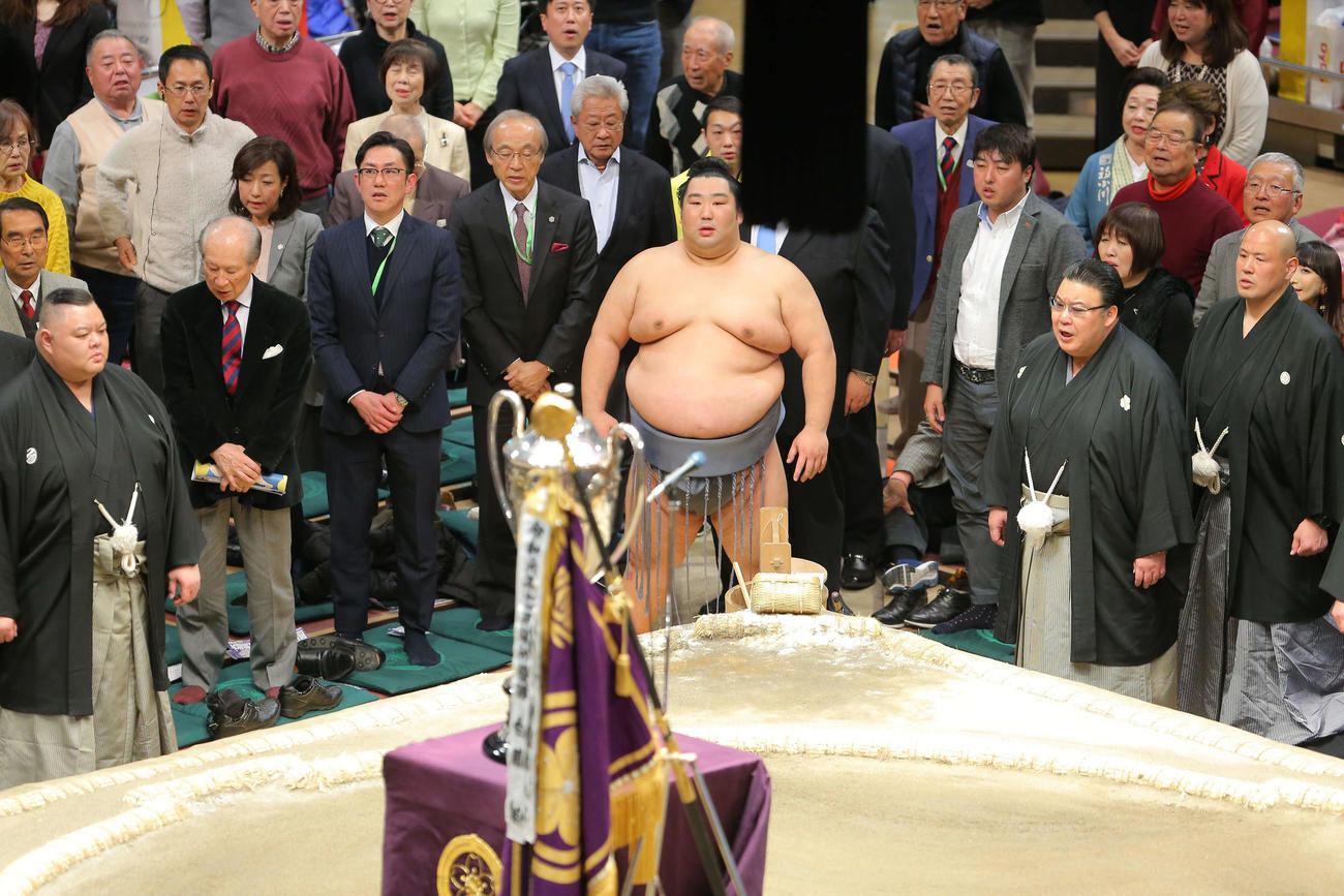 幕内初優勝を飾り国歌斉唱する徳勝龍（中央）（撮影・河田真司）