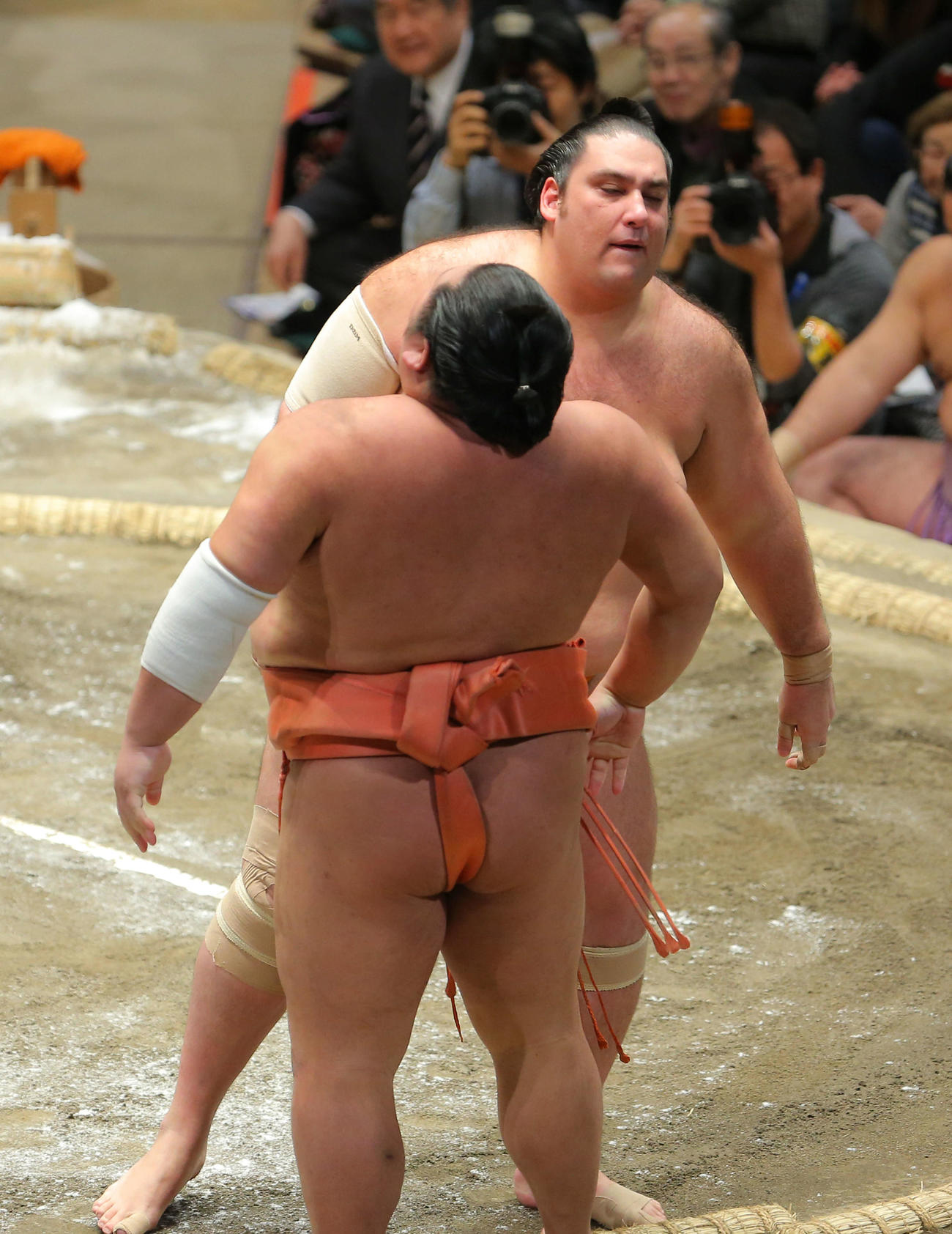 千代大龍（手前）を寄り切りで破る魁聖（撮影・河田真司）