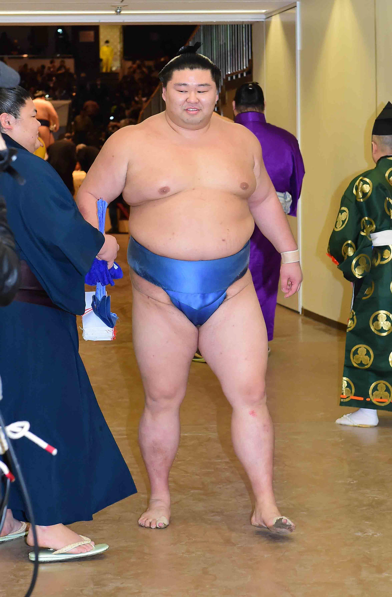 優勝決定戦に望みをつないだ正代は笑顔で花道を引き揚げる（撮影・小沢裕）