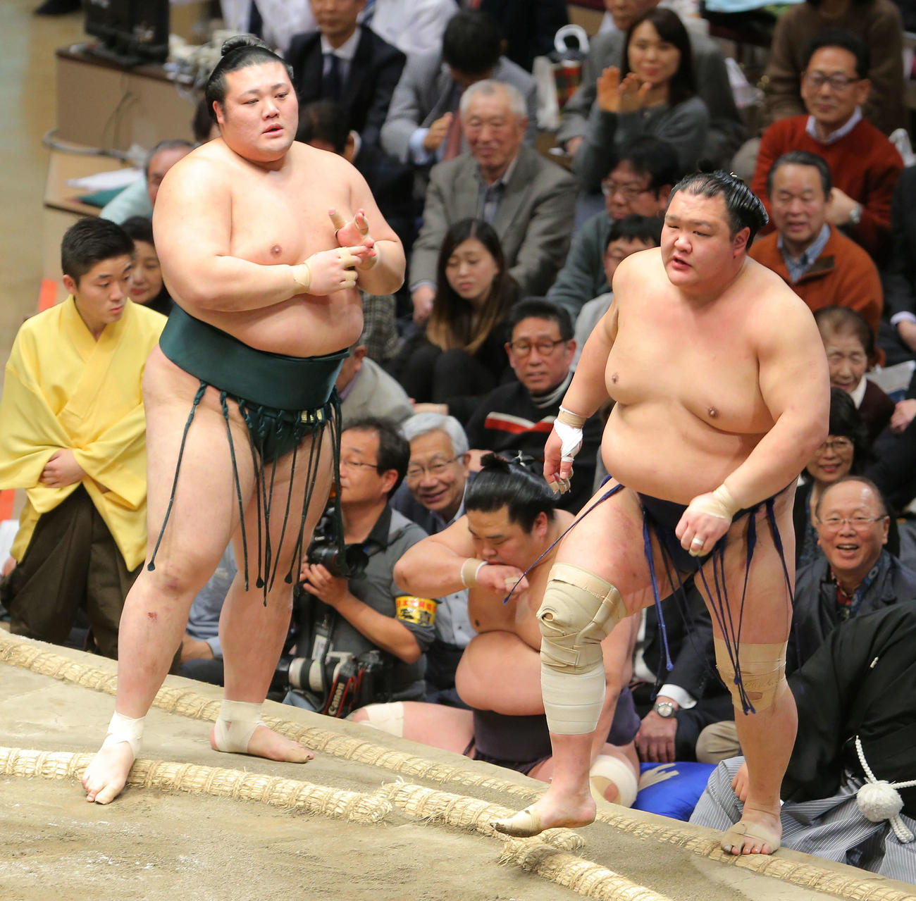 北勝富士（右）をはたき込みで破る豊山（撮影・河田真司）