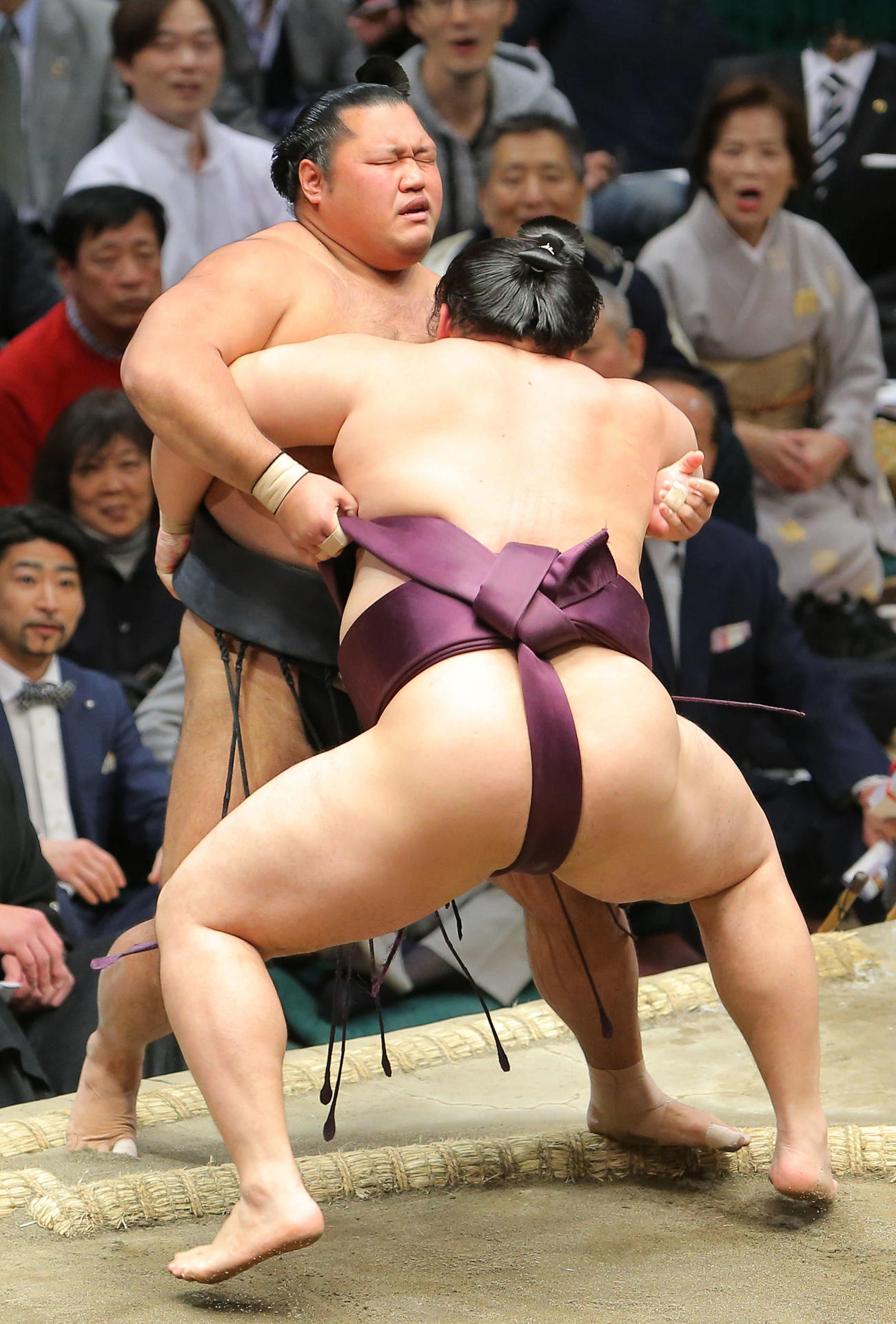 遠藤（右）に寄り切りで敗れる松鳳山（撮影・河田真司）
