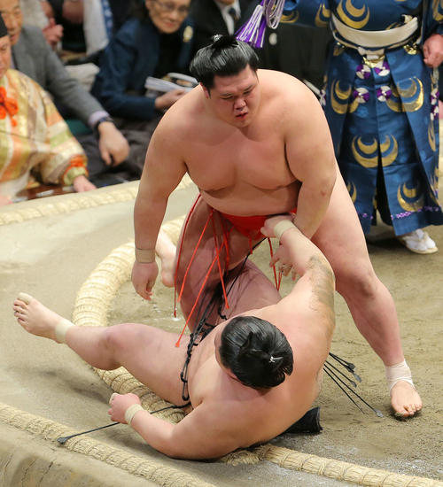 豪栄道（下）を下手投げで破る阿武咲（撮影・河田真司）