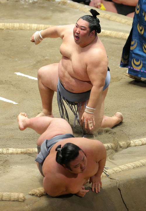 貴景勝（下）を寄り切りで破る徳勝龍（撮影・河田真司）
