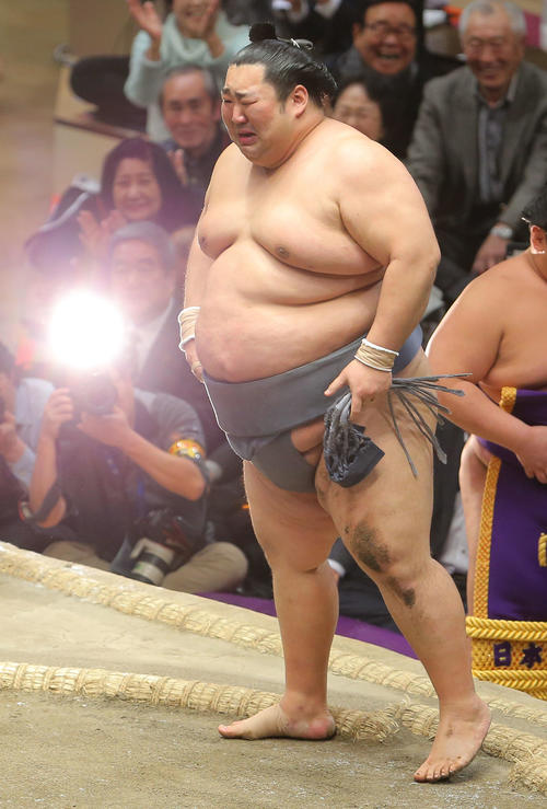 貴景勝を破り、幕内優勝を決め涙を流す徳勝龍（撮影・河田真司）
