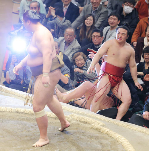 輝（左）に押し出しで敗れる炎鵬（撮影・河田真司）