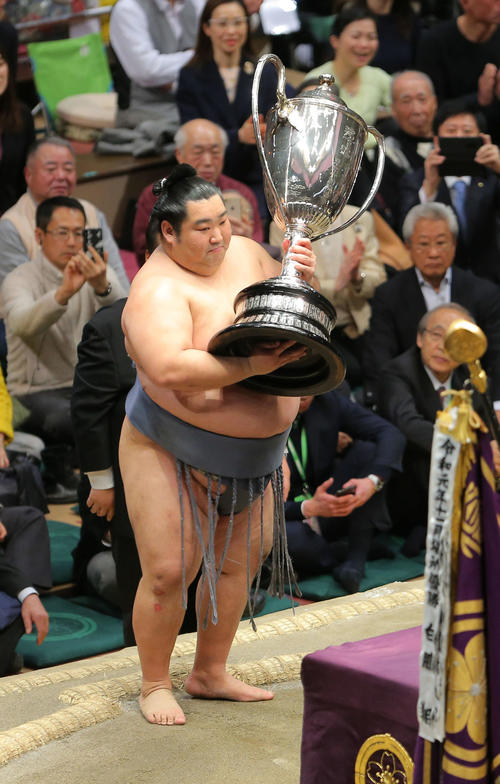 幕内初優勝を飾り、優勝賜杯を手にする徳勝龍（撮影・河田真司）