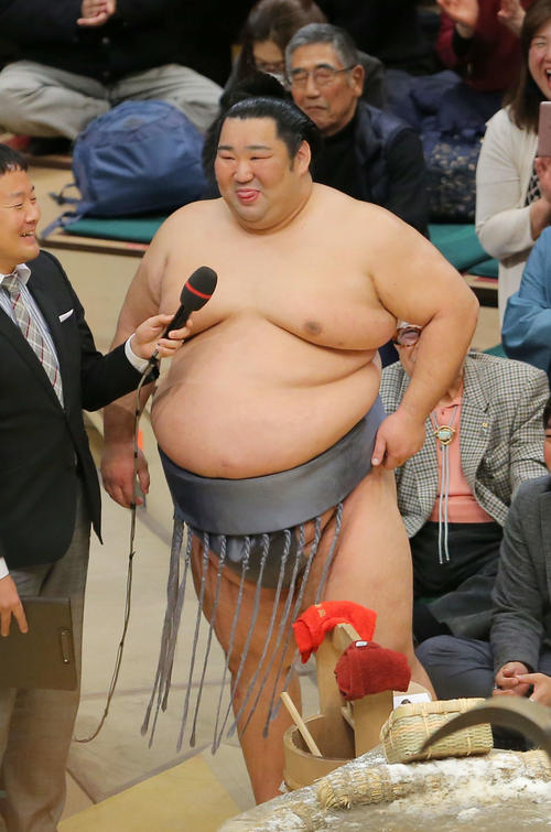 優勝インタビューで笑顔を浮かべる徳勝龍（撮影・河田真司）