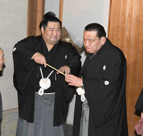 初優勝を飾った徳勝龍は木瀬親方（右）に水付けをする（撮影・小沢裕）
