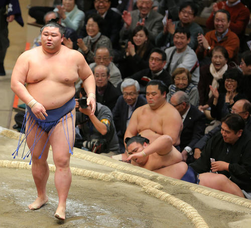 御嶽海（右）を押し出しで破る正代（撮影・河田真司）