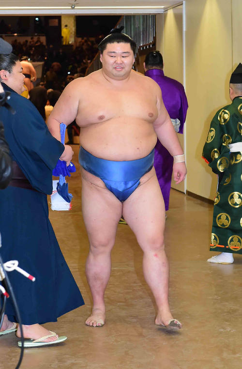 優勝決定戦に望みをつないだ正代は笑顔で花道を引き揚げる（撮影・小沢裕）