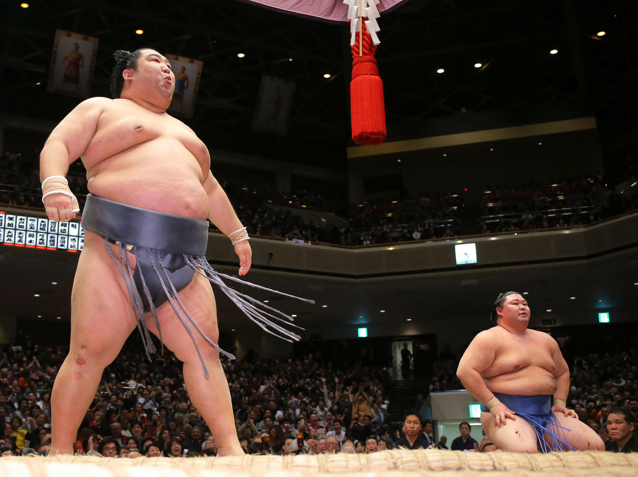 1敗対決を制して大きく息を吐く徳勝龍（左）と、敗れてしばらく膝をつく正代（撮影・河田真司）