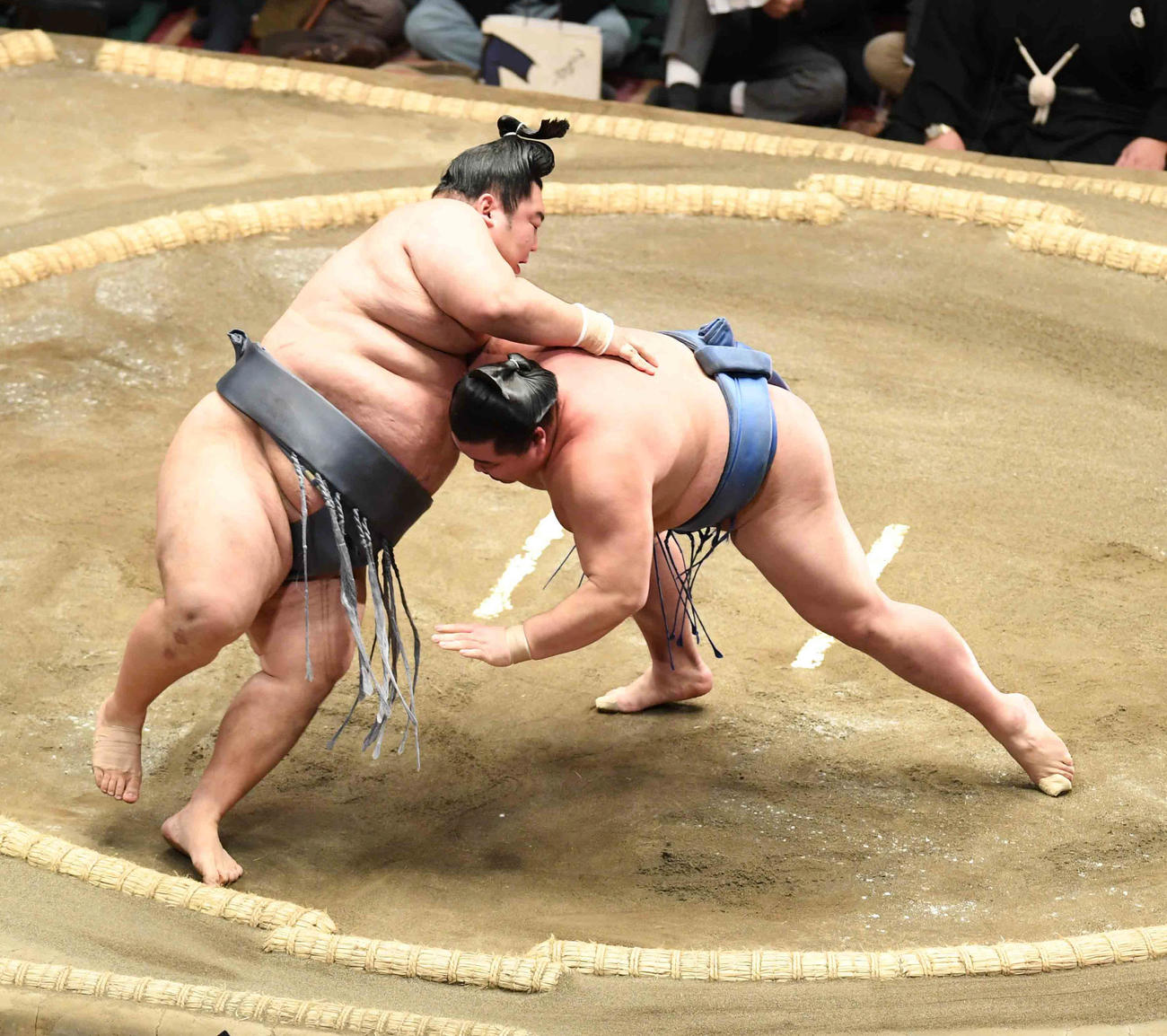 徳勝龍（左）は突き落としで正代を破る（撮影・小沢裕）