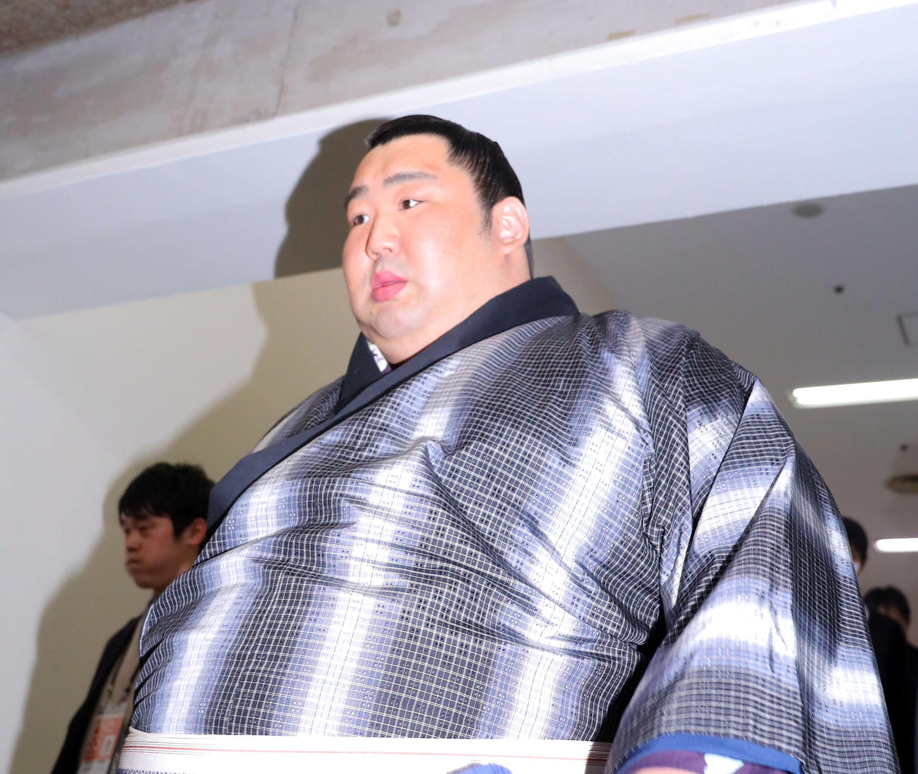 国技館を引き揚げる徳勝龍（撮影・河田真司）