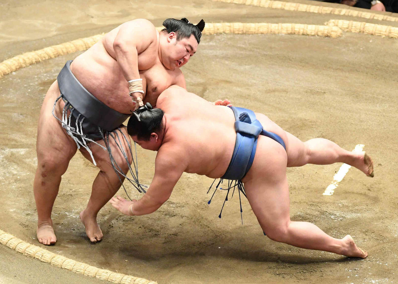徳勝龍（左）は突き落としで正代を破る（撮影・小沢裕）