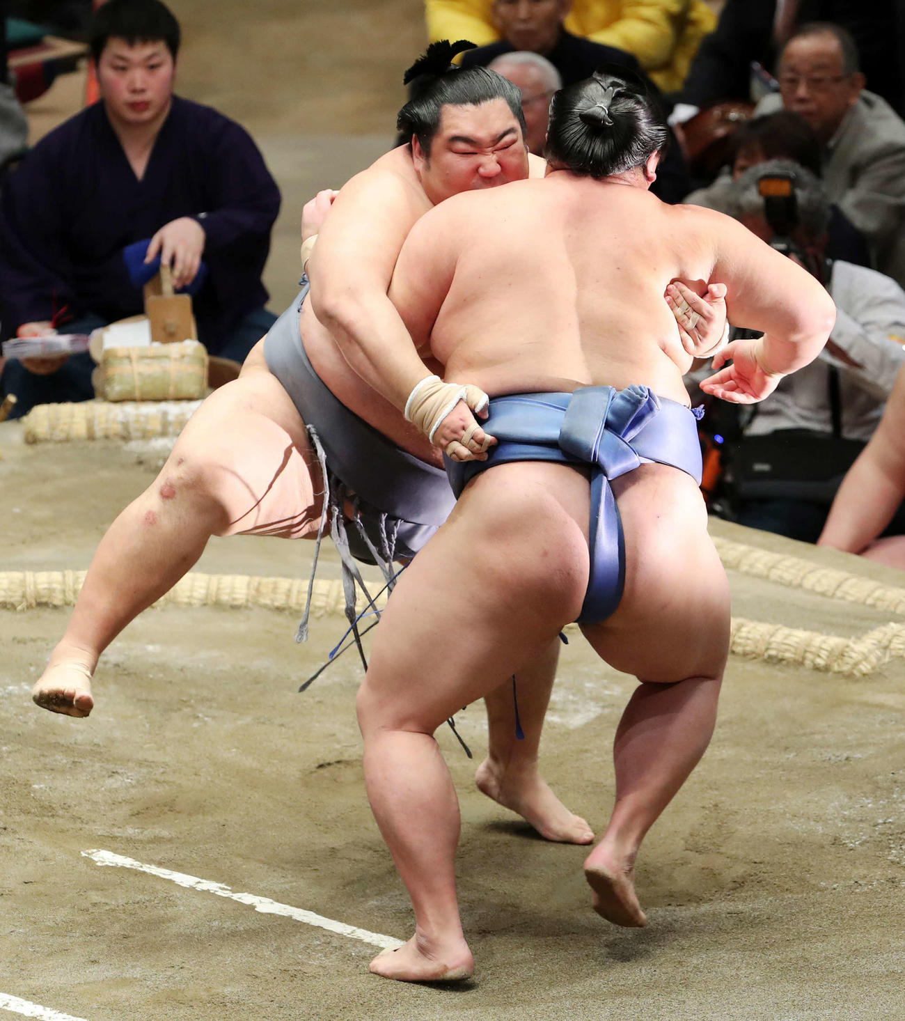 正代（手前）の攻めを片足で耐える徳勝龍（撮影・鈴木正人）
