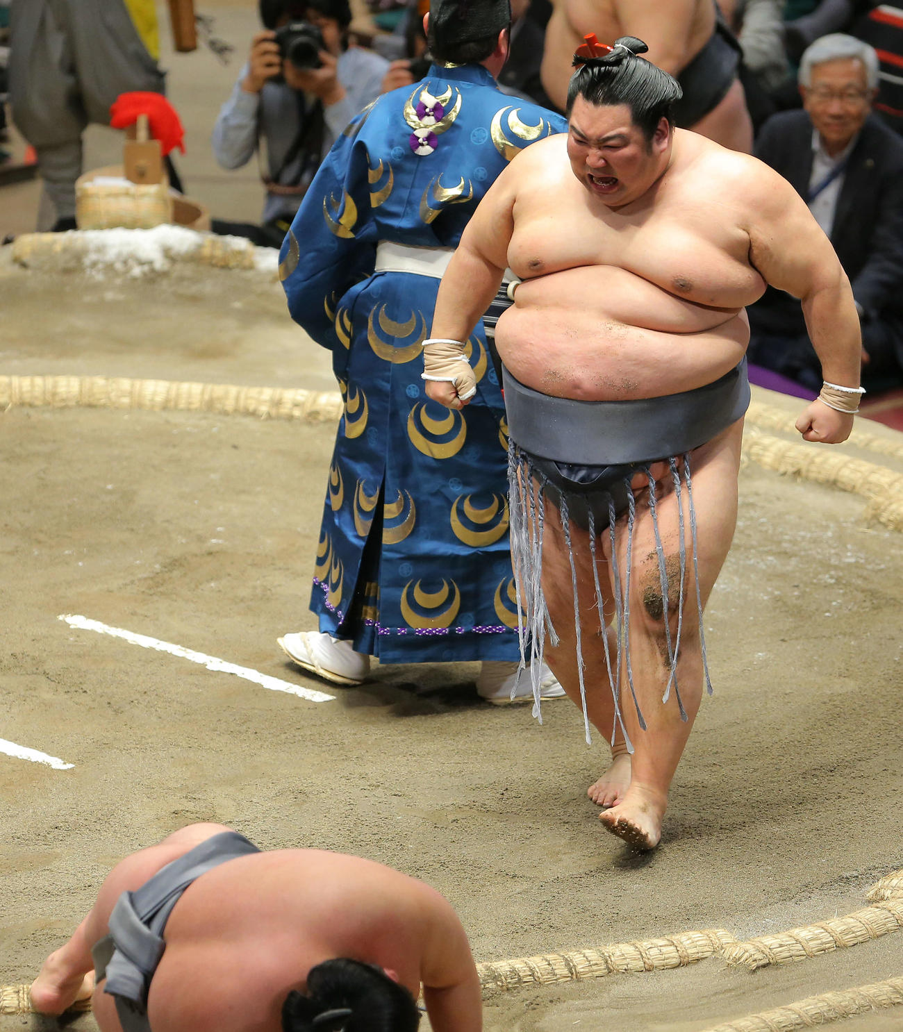 貴景勝を寄り切りで破り雄たけびを上げる徳勝龍（撮影・河田真司）