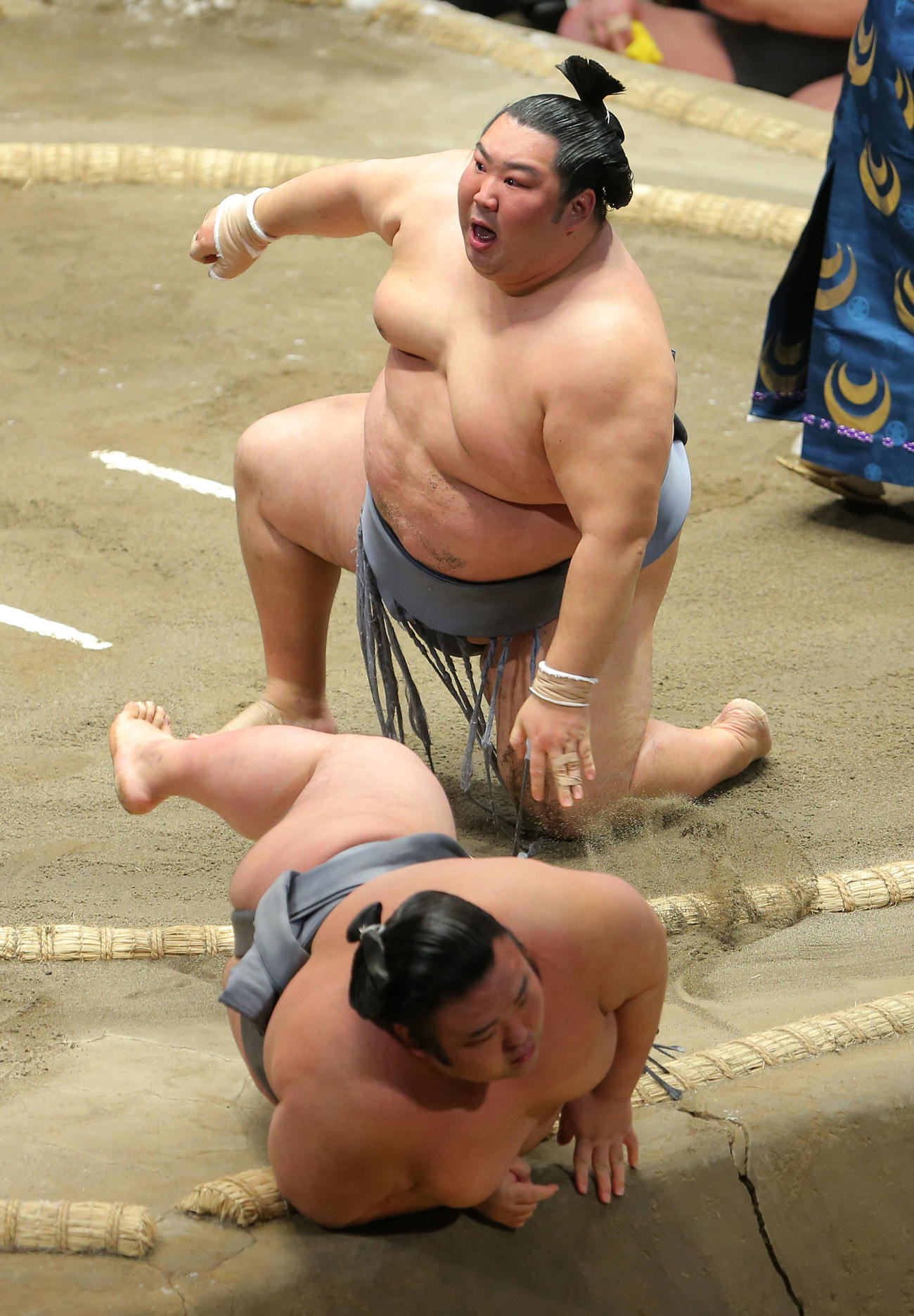 貴景勝（下）を寄り切りで破る徳勝龍（撮影・河田真司）