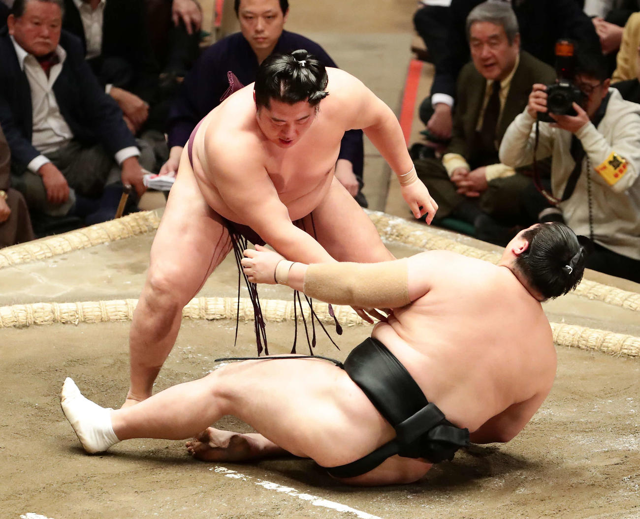 隠岐の海を破った遠藤（奥）（24日撮影）