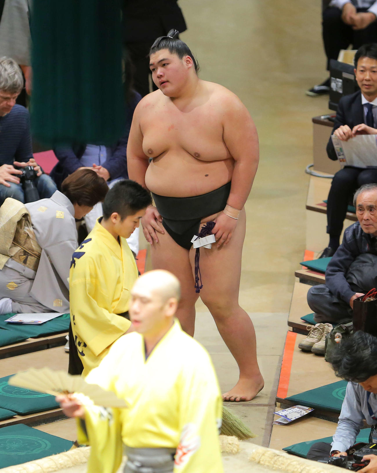 明瀬山に敗れ花道から引き揚げる納谷（撮影・河田真司）