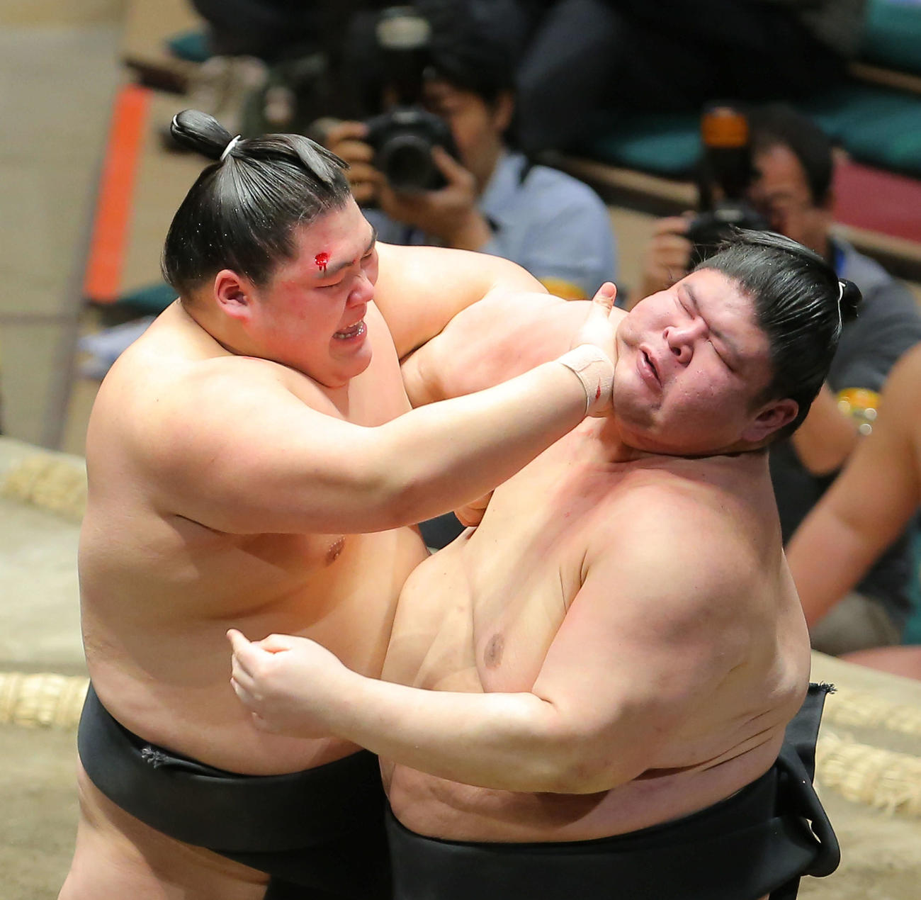 明瀬山（右）を攻める納谷（撮影・河田真司）