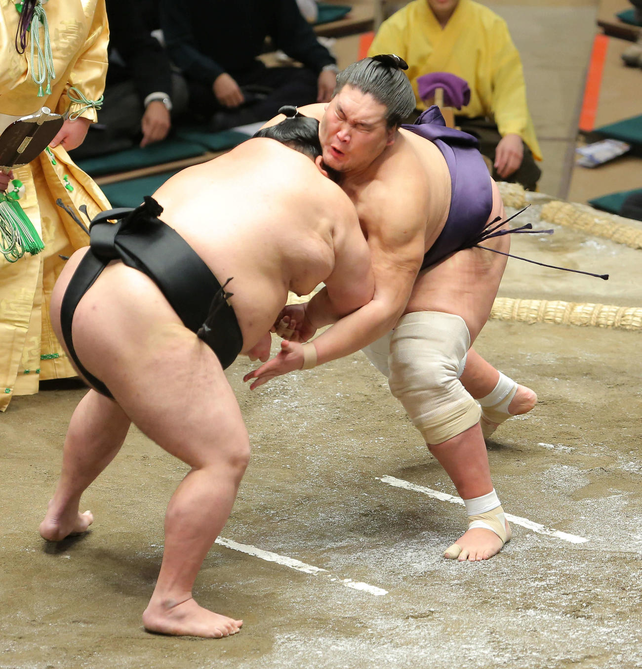 大奄美（左）と激しく立ち合う照ノ富士（撮影・河田真司）