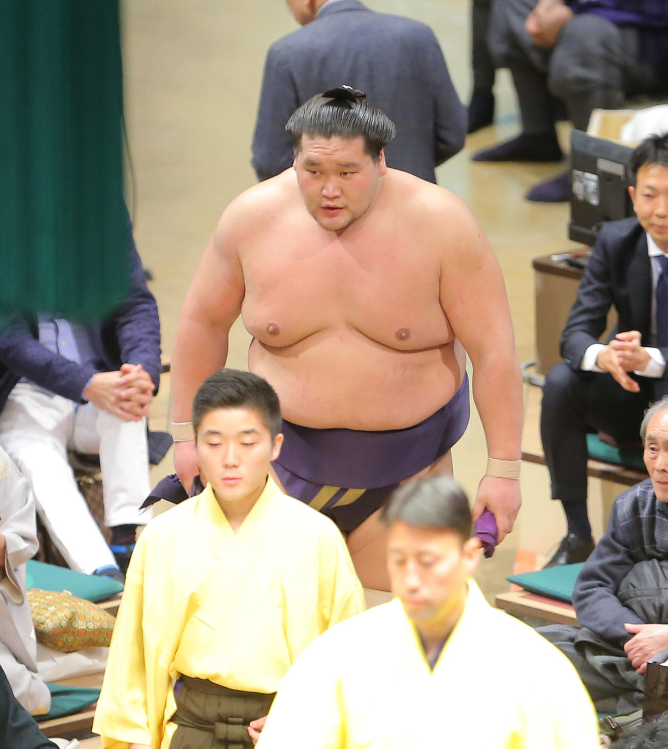 大奄美に敗れ花道から引き揚げる照ノ富士（撮影・河田真司）