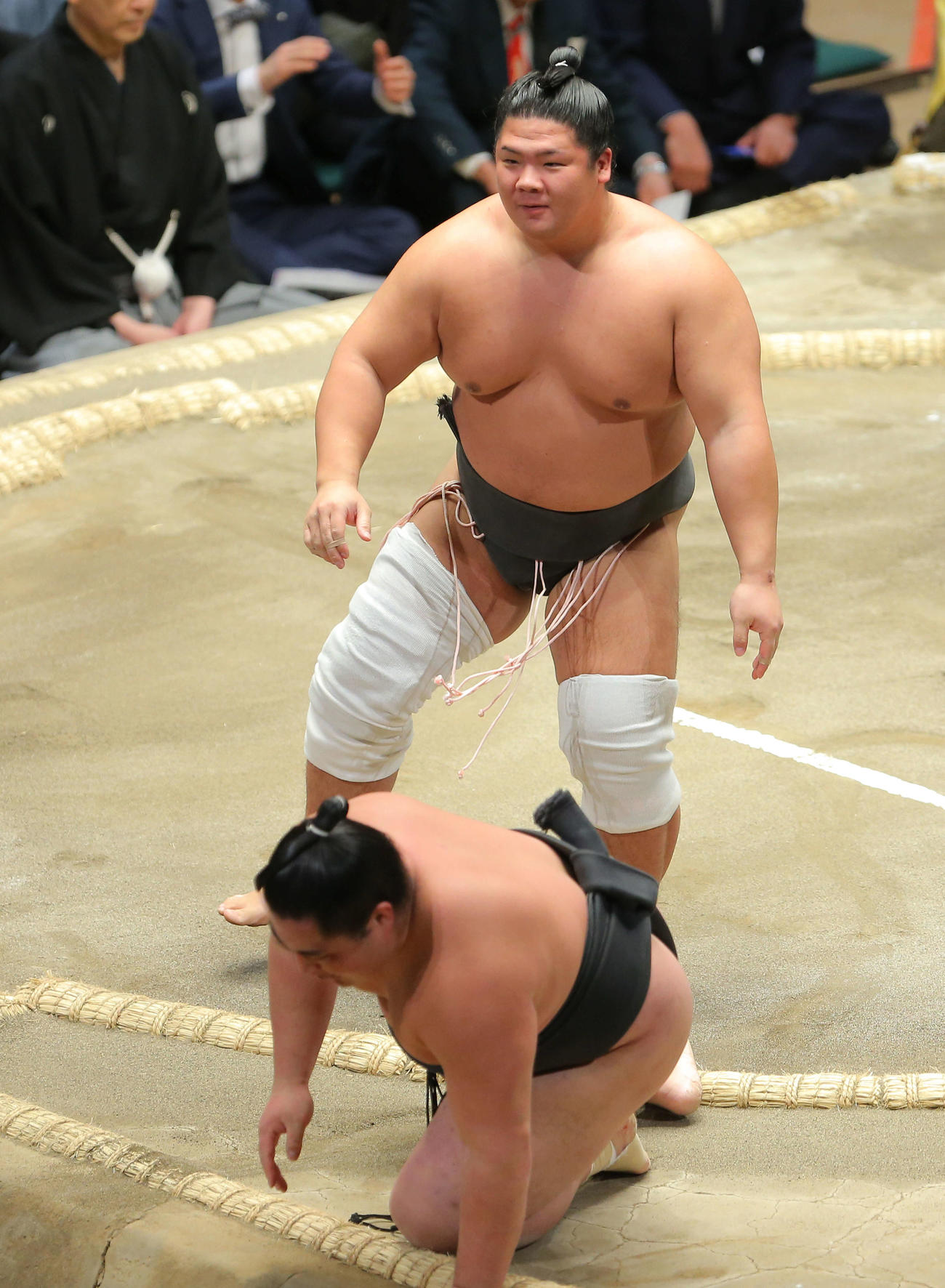 旭勇幸（手前）を破り序二段優勝を決める宇良（撮影・河田真司）