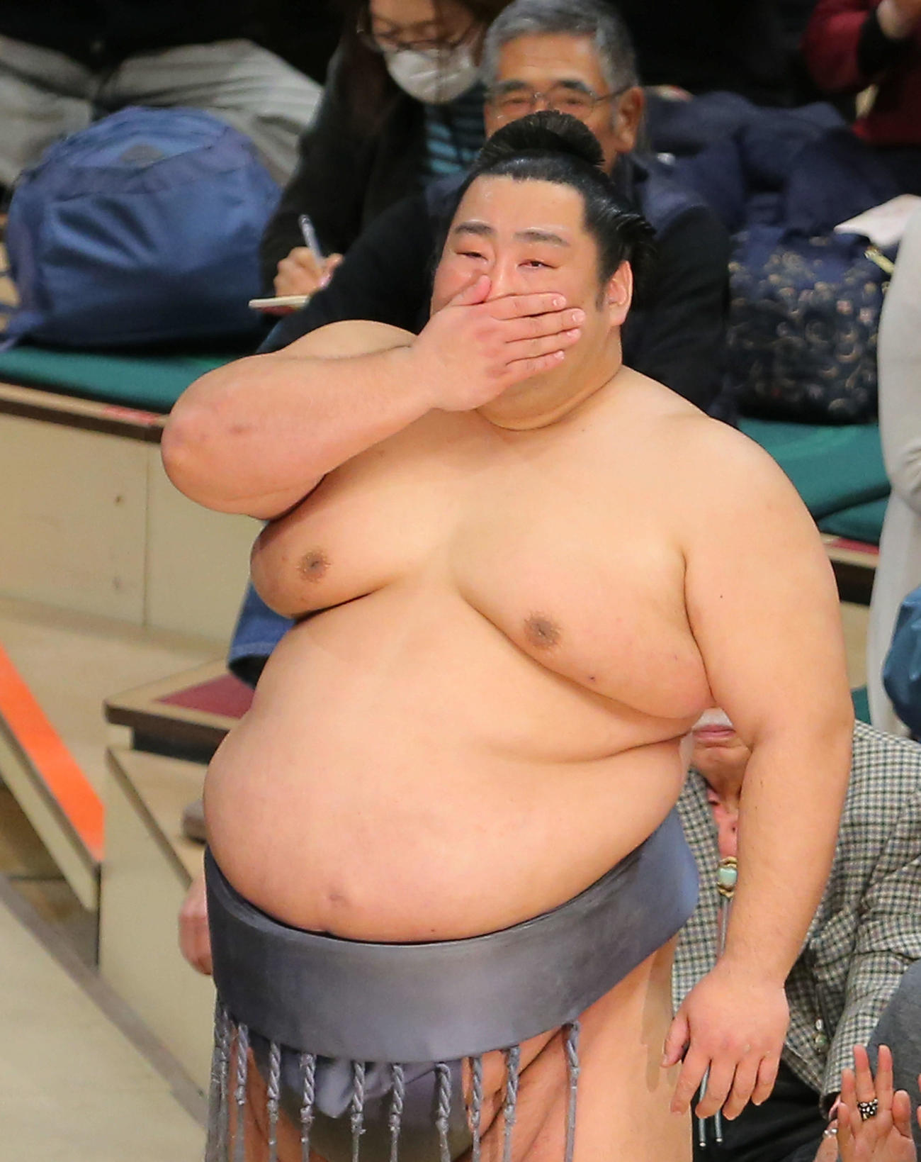 優勝インタビューで、亡き恩師で近大の伊東監督に向けメッセージを送り涙ぐむ徳勝龍（撮影・河田真司）