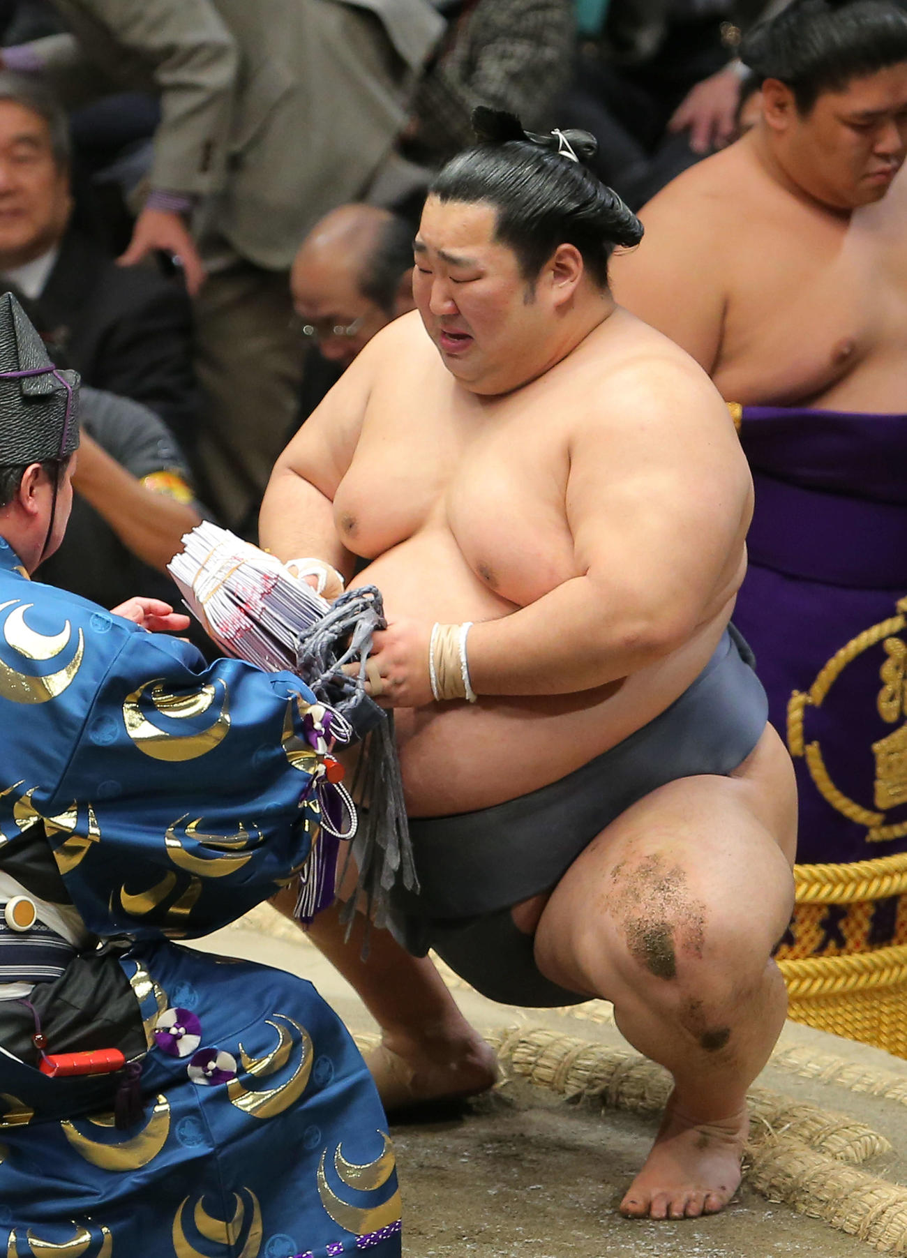 貴景勝を破り優勝を決めた徳勝龍は、目に涙を浮かべ懸賞金の束を手にする（撮影・河田真司）
