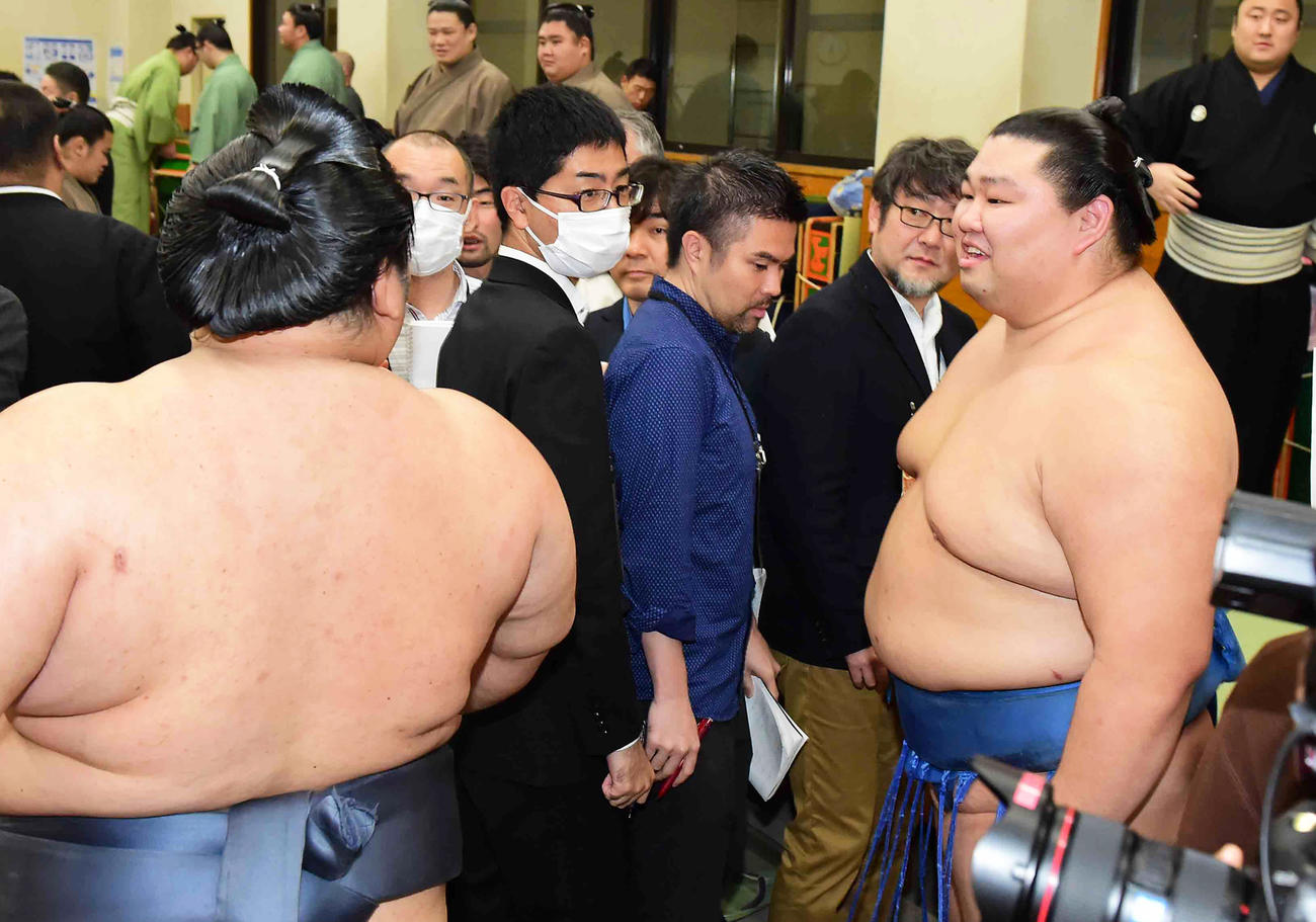 優勝を争った正代（右）は初優勝を飾り表彰式に向かう徳勝龍に声を掛ける（撮影・小沢裕）